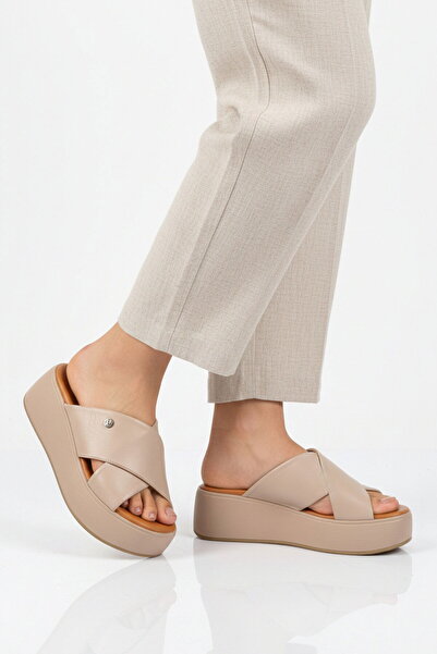 Pierre Cardin Μπεζ γυναικείες παντόφλες με τακούνι και χιαστί λουράκια PC-546...