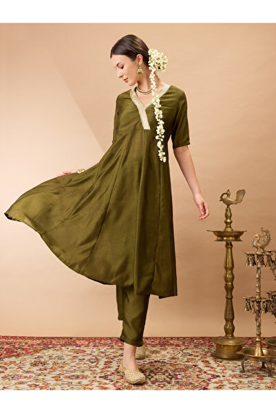 Globus By Styli طقم أناركالي كورتا وبنطال مستقيم بياقة على شكل حرف V وتفاصيل ...