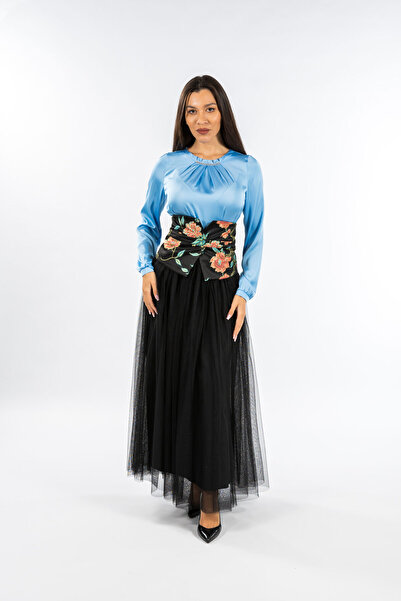 Gorgeaux Set elegant cu bluză albastră și fustă neagră cu corsaj floral - M(38)