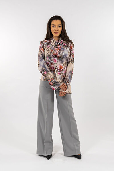 Gorgeaux Set elegant cu bluză florală și pantaloni gri - 4XL (48)
