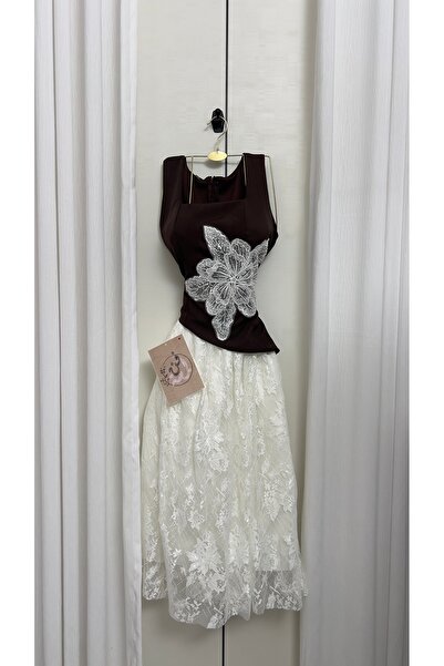 TREC CHIC A soft Lace dress