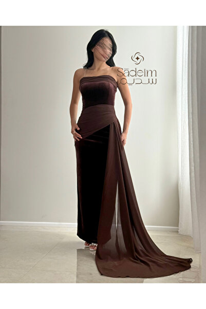 Sadeim Luxurious brown velvet evening dress with a fitted design and a long f...