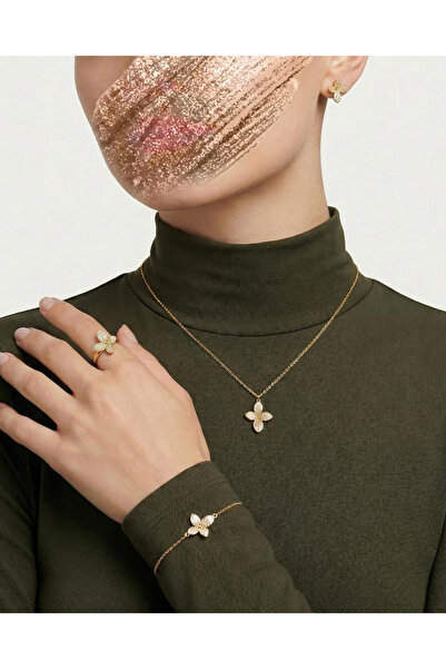 Un Jasmine flower set studded with zircon