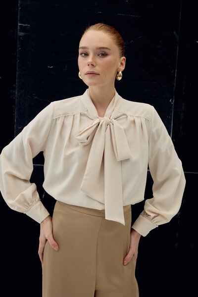 Sateen بلوزة مع وشاح بتفاصيل مميزة - بيج