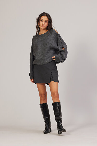 Nisan Short Skirt with Slit Detail