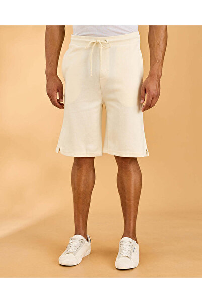 REDTAG شورت رياضي رجالي من قماش البيكيه العاجي