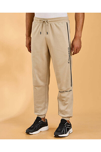 REDTAG بنطال رياضي رجالي بيج اللون بنمط قماش إنترلوك ومخيط