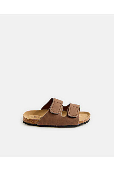 REDTAG صندل بني اللون للأولاد بنعل من الفلين صندل