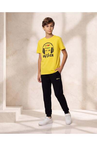 REDTAG طقم بيجاما أصفر للأولاد الكبار بتصميم موسيقى ألعاب الفيديو