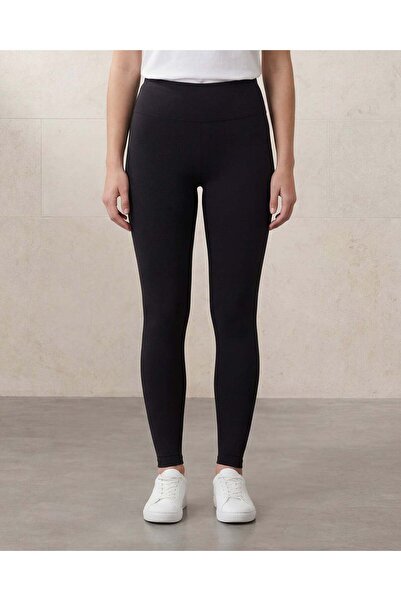 REDTAG بنطلون ضيق أسود قصير بدون خياطة للنساء