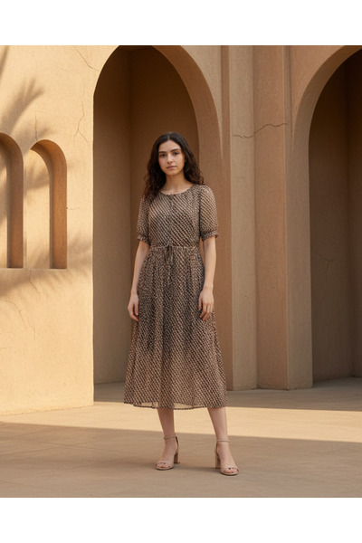 REDTAG فستان ميدي بني مطبوع بالكامل بأكمام قصيرة للنساء