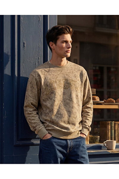 REDTAG سويت شيرت رجالي بيج اللون بياقة دائرية وطبعة كاملة