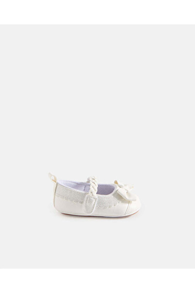 REDTAG حذاء عربة أطفال أبيض مزين بفيونكة