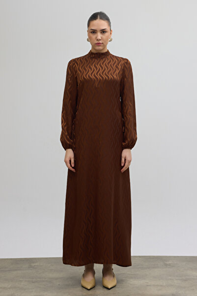 VAVİNOR فستان جاكار بتفاصيل أربطة جانبية - بني