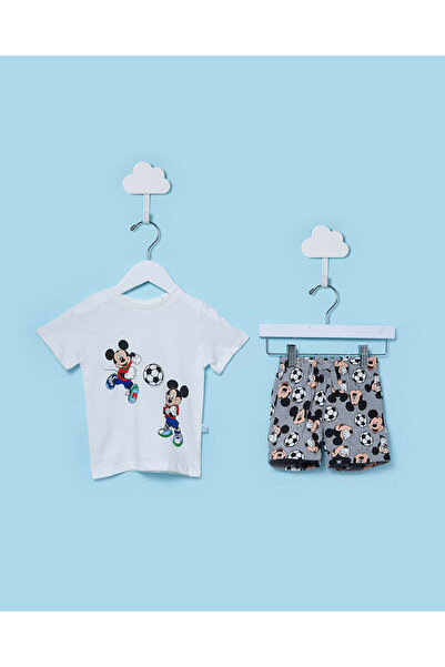 REDTAG طقم تيشيرت أبيض للأطفال الرضع بتصميم ميكي ماوس، وشورت مطبوع بالكامل.