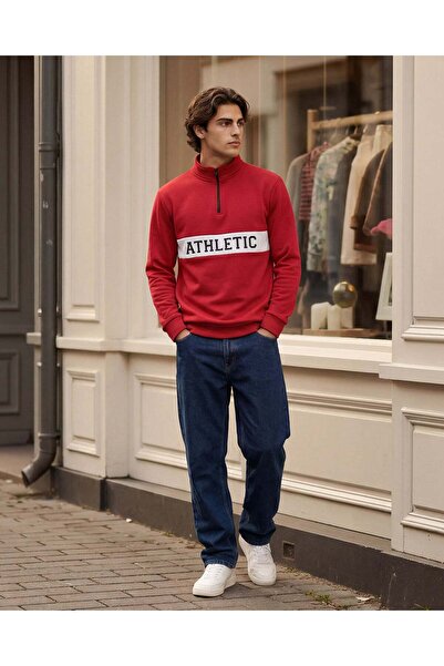 REDTAG سويت شيرت رجالي أحمر بنصف سحاب بتصميم قص وخياطة