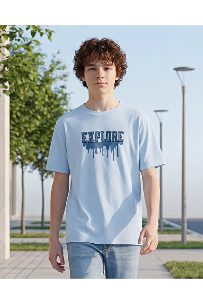 REDTAG تيشيرت واسع للأولاد الكبار، أزرق سماوي، مزين بتطريز على شكل منشفة استك...