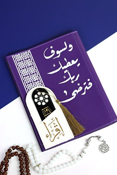 casing A mint-colored cover with black geometric patterns provides stylish pr...