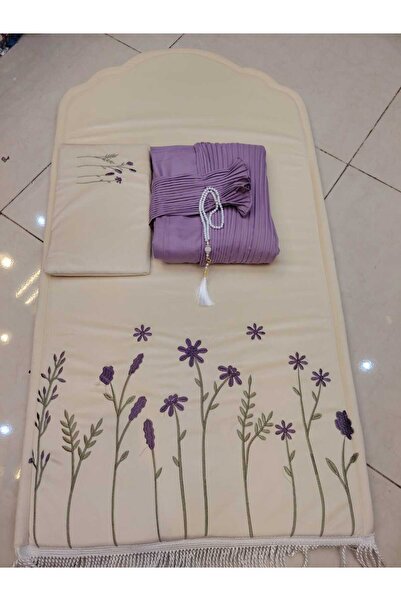 RUG طقم صلاة مخملي كريمي بتطريز بنفسجي، مع ثوب صلاة بنفسجي وسبحة لؤلؤية أنيقة.