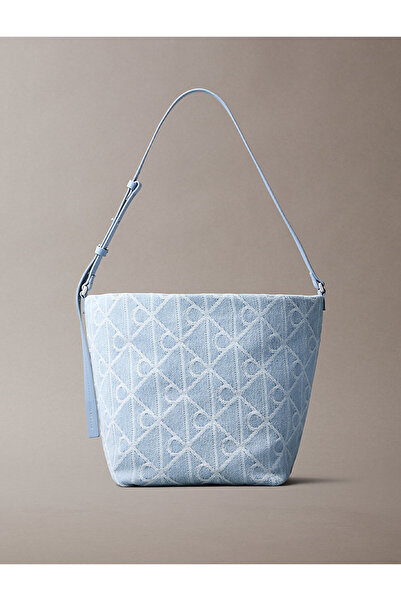 Calvin Klein حقيبة دلو من الدنيم للنساء من Emblem Aop