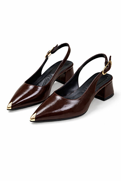 CİMİLİ SHOES حذاء نسائي من الجلد اللامع المجعد مع تفاصيل معدنية عند مقدمة الح...