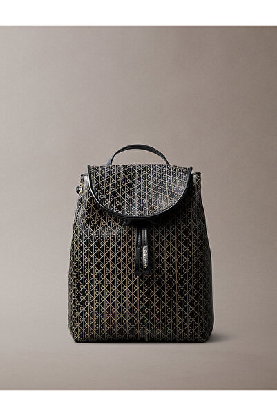 Calvin Klein حقيبة ظهر نسائية صغيرة من Emblem Aop