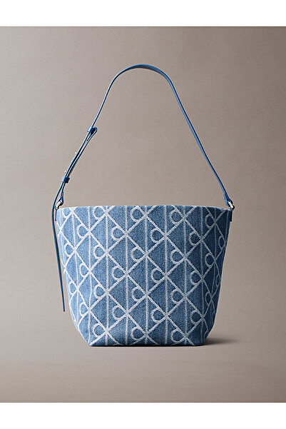 Calvin Klein حقيبة دلو من الدنيم للنساء من Emblem Aop