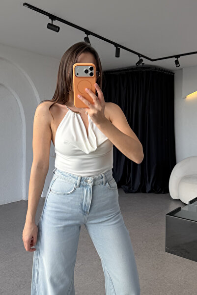 Gizem Ecemiş Rosalie Beyaz Kolye Detaylı Bluz