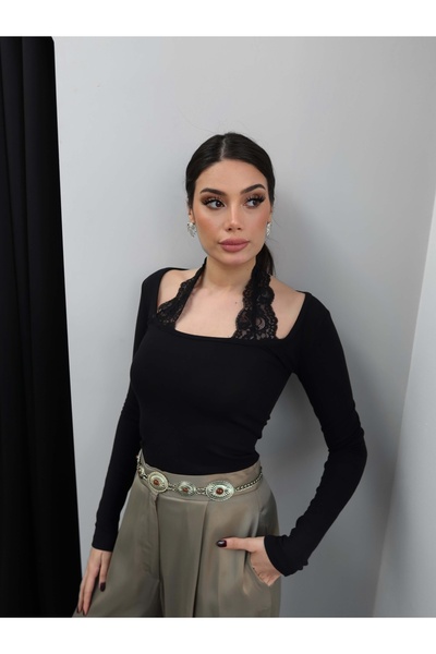 ESRAHELVACI Δαντελένια μπλούζα με λαιμόκοψη