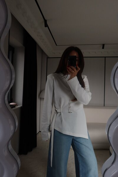 Özge Özgenç Ö.Ö Vatkalı Beli Aksesuar Detaylı Bluz