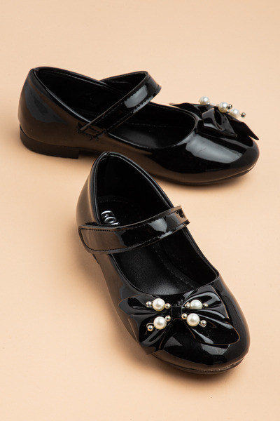 Dilimler Ayakkabı Черна дамска шапка с панделка от лакирана кожа и мъниста