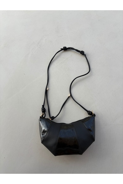 Senza Vedere Geantă crossbody de damă cu detalii din piele lacuată Croissant