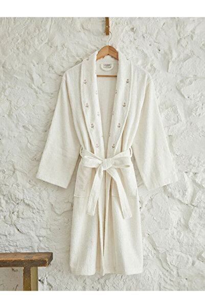 LC Waikiki UZG STORE'dan Stil Sahiplerine Çiçek Nakışlı Pamuklu Kadın Bornoz