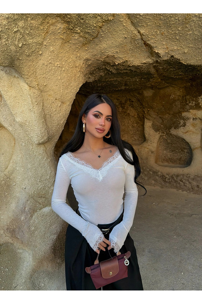 kırmızı butiks Λευκή μπλούζα με δαντέλα μπροστά και πίσω, με λαιμόκοψη V