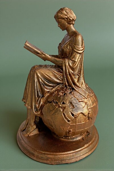 DENGE Dünya Küresi Üzerinde Kitap Okuyan Kadın Biblo – Dekoratif Masaüstü Fig...