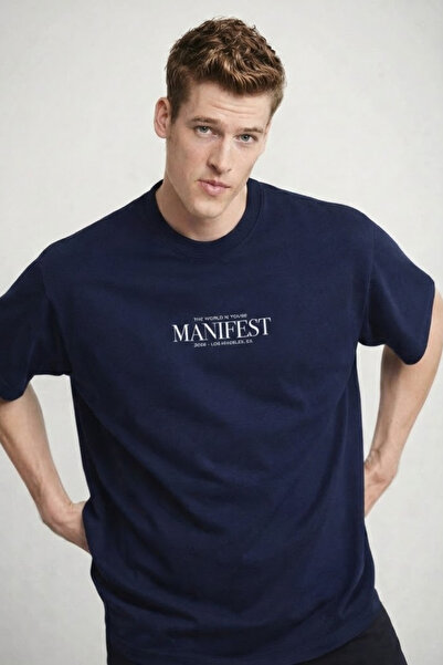 COMBİNE MİCHAİL تي شيرت رجالي مطبوع عليه مانيفست كبير الحجم باللون الكحلي