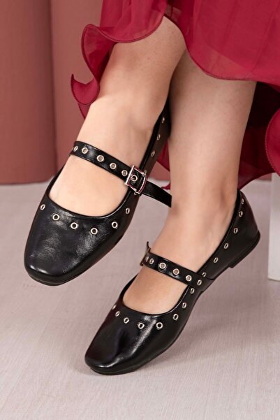 EBRUTESETTÜR حذاء ماري جين بابيت بتفاصيل عروة حذاء مزينة بحلقات باللون الأسود