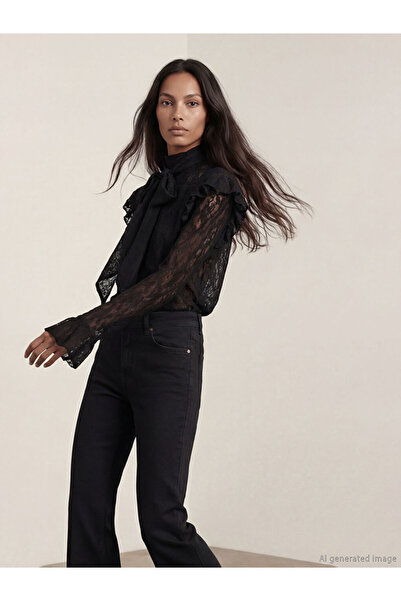 LC Waikiki GiyÇık Store den Siyah Fular Yaka Dantelli Bluz
