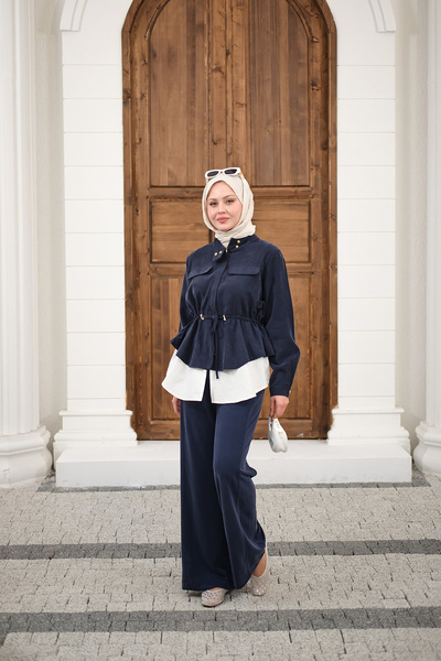 LOCCO بدلة نسائية بجيبين وتفاصيل أنيقة وأزرار مخفية باللون الأزرق الداكن