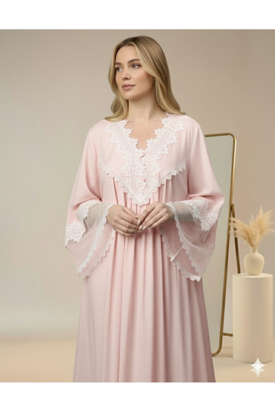 Maison Emarat ثوب نوم بتفاصيل دانتيل معقدة