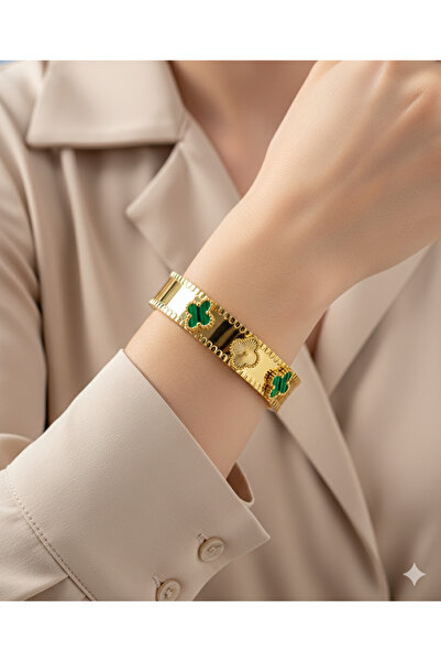 burjalmodah A luxurious gold bracelet with an elegant decorative design