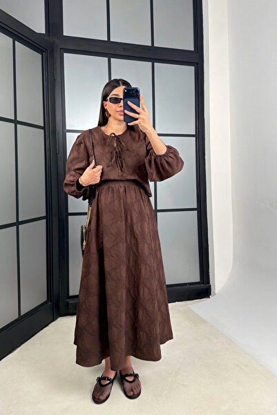 URİS قميص نسائي بني مطرز بالزهور مع تنورة ذات خصر مطاطي، طقم من قطعتين