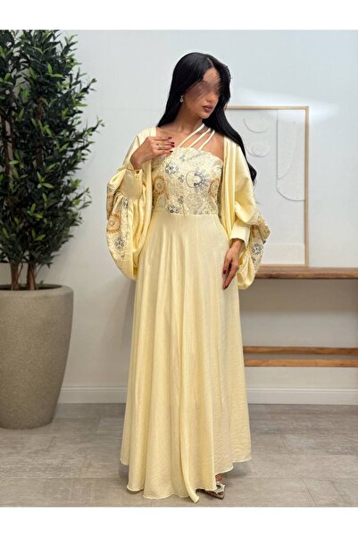 Generic Elegant jumpsuit with an embroidered piece that has a heritage touch.