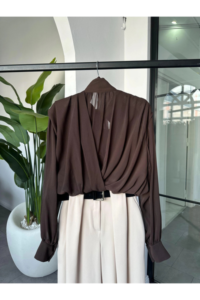 KÜBRA SÖYLEMEZ BOUTİQUE KAHVE ŞİFON BOYUNDAN BAĞLAMALI BELİ LASTİKLİ BLUZ