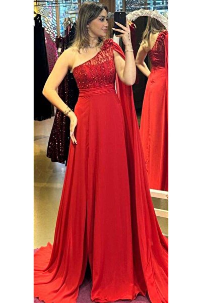 Abiyeniall Kırmızı Tek Omuzlu Çiçek Detaylı  Yırtmaçlı Kloş Etekli Şifon Uzun...