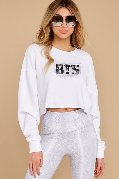 QIVI Hanorac alb tricotat crop cu sigla Bts imprimat pentru femei