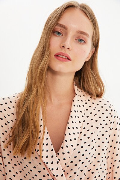 Trendyol Collection Set de pijamale țesute din viscoză cu detaliu de legare cu inimă pudră THMAW22PT0300