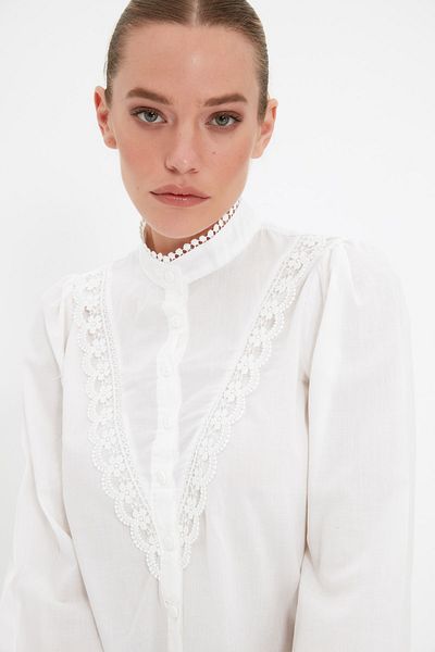Trendyol Collection Weißes Spitzenhemd aus Baumwolle - Regular Fit TWOAW21GO0077