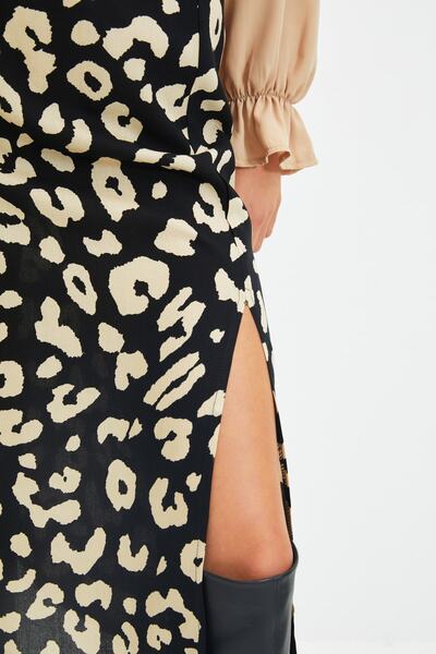 Trendyol Collection Fekete hasított részletes viszkóz szövet állatmintás midi szőtt szoknya TWOAW22ET0447