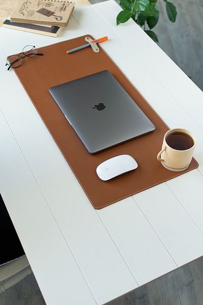 DK LEATHER حصيرة طاولة ألعاب واسعة من جلد البولي يوريثان باللون البني، وسادة ماوس مكتبية + قاعدة للكمبيوتر المحمول